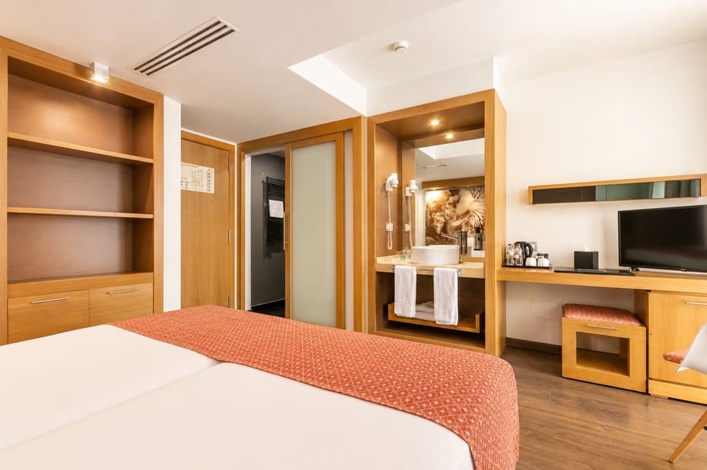 Familiar Superior para 6 personas Hotel VM Príncep ba&ntilde;o